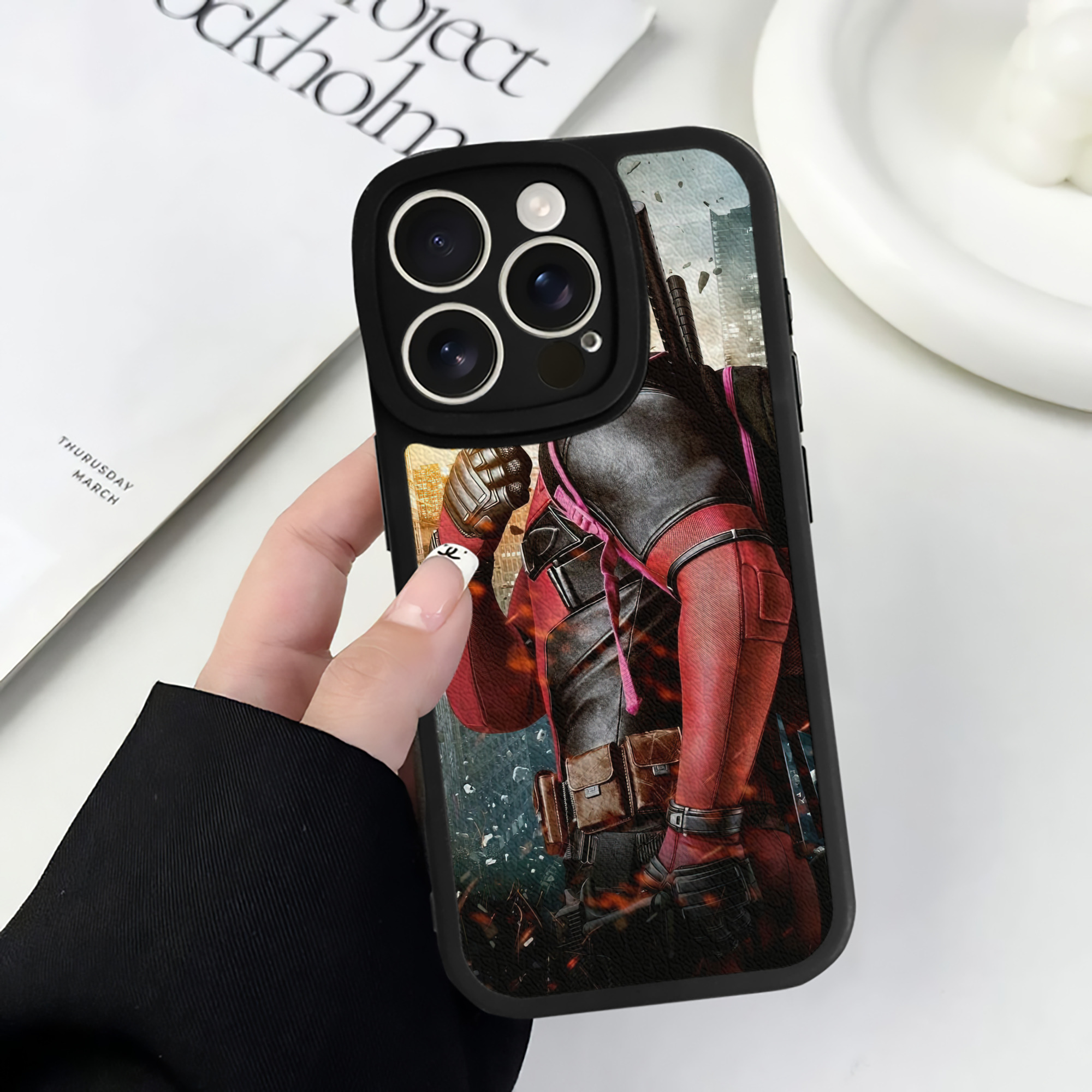 （画像用） Deadpool デッドプール 【iPhone 16シリーズ対応】シリコンスマホケース（レザー調） 材質：シリコン